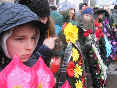 Мешканці Гравітону навколішки проводжали загиблого Героя (ФОТО)