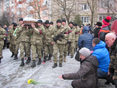 Мешканці Гравітону навколішки проводжали загиблого Героя (ФОТО)