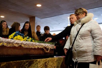 Мешканці Гравітону навколішки проводжали загиблого Героя (ФОТО)