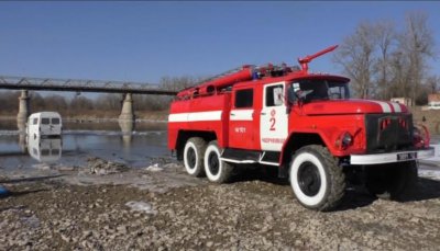 У Чернівцях рятувальники витягали "Мерседес" з Прута