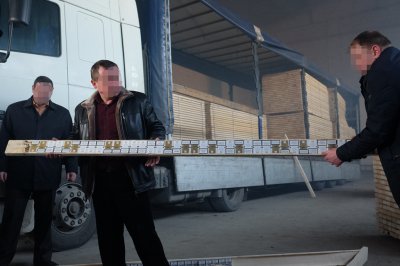 У Чернівцях затримали партію контрабанди цигарок на мільйон гривень (ФОТО)