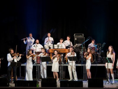 Народний оркестр Шaravaraband виступить у Чернівцях з ученицею Святослава Вакарчука