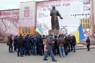 Півсотні буковинських студентів вшанували пам'ять загиблих на Майдані (ФОТО)