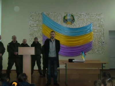 Козак Гаврилюк подарував школярам у Сокирянах гільзу з АТО