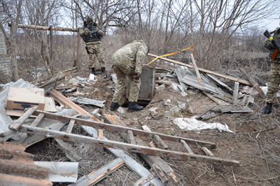 Буковинські міліціонери знайшли на Луганщині схрон з боєприпасами та зброєю (ФОТО)