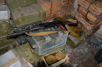Буковинські міліціонери знайшли на Луганщині схрон з боєприпасами та зброєю (ФОТО)