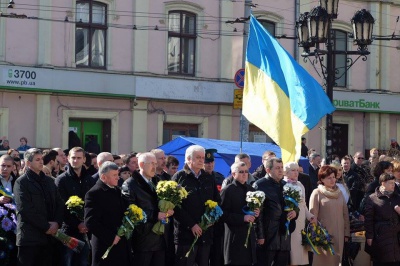 У Чернівцях квітами та співом вшанували Шевченка (ФОТО)