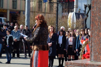 У Чернівцях квітами та співом вшанували Шевченка (ФОТО)