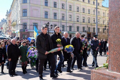 У Чернівцях квітами та співом вшанували Шевченка (ФОТО)