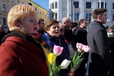 У Чернівцях квітами та співом вшанували Шевченка (ФОТО)