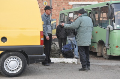 З Чернівців відправили 70 буковинців на військові навчання (ФОТО)