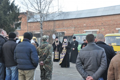 З Чернівців відправили 70 буковинців на військові навчання (ФОТО)