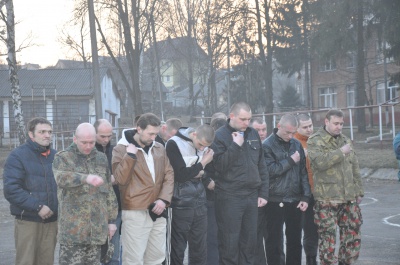 З Чернівців відправили 70 буковинців на військові навчання (ФОТО)