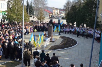 На Буковині відкрили пам’ятник Шевченкові з музою (ФОТО)