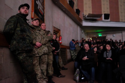 У Чернівцях після перегляду фільму про "кіборгів" глядачі влаштували овації та заспівали гімн (ФОТО)