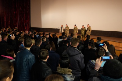 У Чернівцях після перегляду фільму про "кіборгів" глядачі влаштували овації та заспівали гімн (ФОТО)
