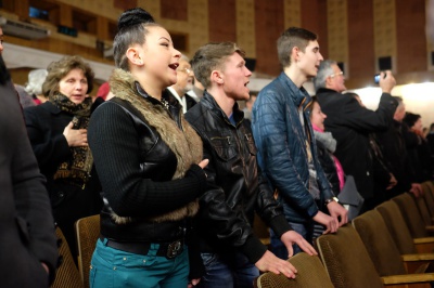 У Чернівцях після перегляду фільму про "кіборгів" глядачі влаштували овації та заспівали гімн (ФОТО)