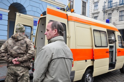Підприємці й волонтери з Чернівців передали в зону АТО машину швидкої допомоги