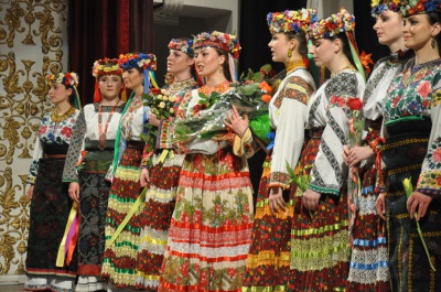 На виставі театру "Голос" чернівецькі глядачі задарували акторів квітами (ФОТО)