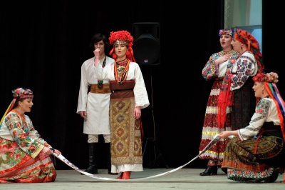 На виставі театру "Голос" чернівецькі глядачі задарували акторів квітами (ФОТО)