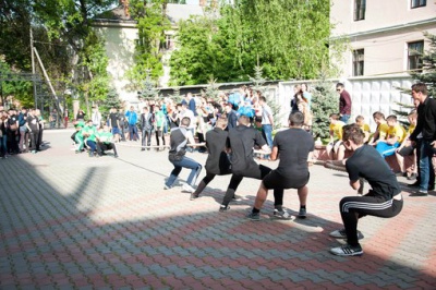 Студенти ЧНУ перемогли в «Козацьких забавах»