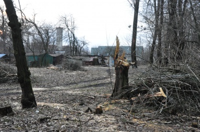 У Чернівцях частину скверу біля аеропорту обгородили парканом (ФОТО)