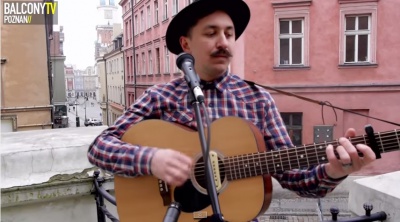 Чернівчанин на балконі у Польщі зіграв на гітарі (ВІДЕО)
