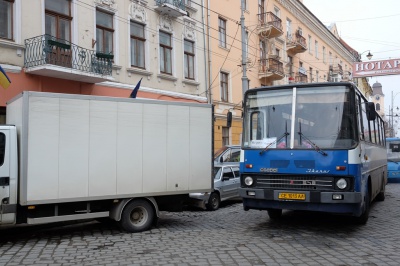 У центрі Чернівців затор: не розминулись автобус і вантажівка (ФОТО)