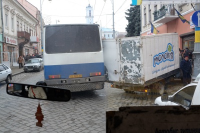 У центрі Чернівців затор: не розминулись автобус і вантажівка (ФОТО)