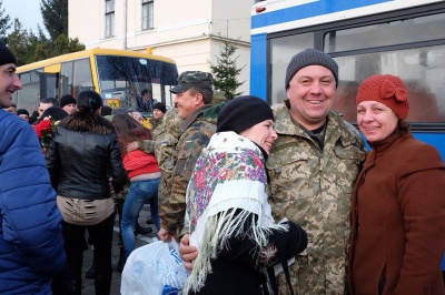 У Чернівцях з квітами та оркестром зустріли понад 200 військових із зони АТО (ФОТО)