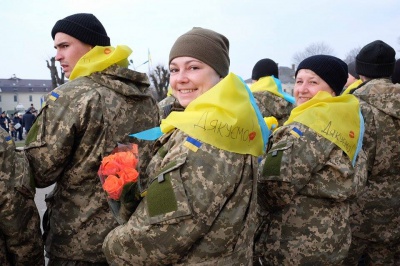 У Чернівцях з квітами та оркестром зустріли понад 200 військових із зони АТО (ФОТО)