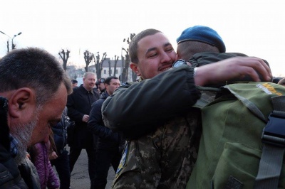 У Чернівцях з квітами та оркестром зустріли понад 200 військових із зони АТО (ФОТО)