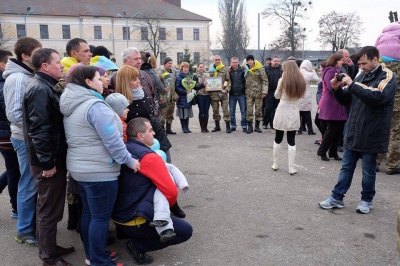 У Чернівцях з квітами та оркестром зустріли понад 200 військових із зони АТО (ФОТО)