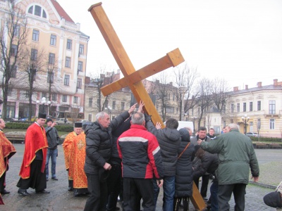 Чернівчани несли хрест вулицями міста (ФОТО)