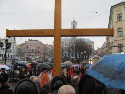 Чернівчани несли хрест вулицями міста (ФОТО)