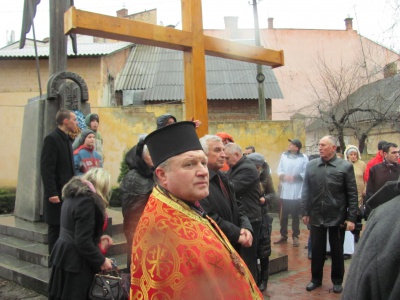 Чернівчани несли хрест вулицями міста (ФОТО)