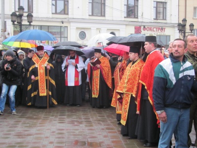 Чернівчани несли хрест вулицями міста (ФОТО)