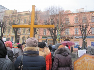 Чернівчани несли хрест вулицями міста (ФОТО)