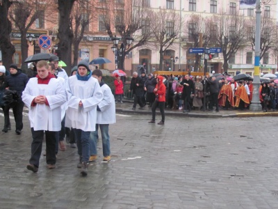 Чернівчани несли хрест вулицями міста (ФОТО)