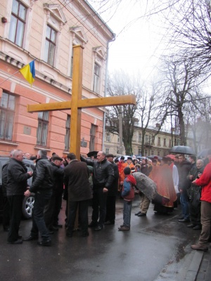 Чернівчани несли хрест вулицями міста (ФОТО)