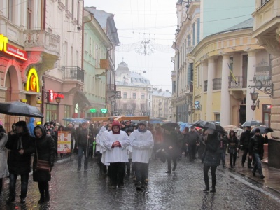 Чернівчани несли хрест вулицями міста (ФОТО)