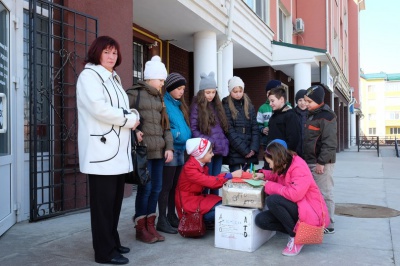 У Чернівцях школярі зібрали допомогу в АТО для випускника своєї школи (ФОТО)