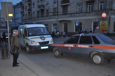 Біля кінотеатру "Чернівці" працюють рятувальники. Шукають бомбу?