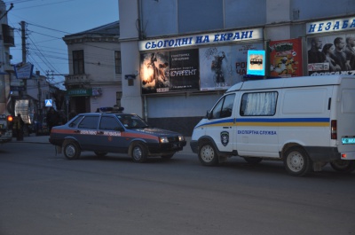 Біля кінотеатру "Чернівці" працюють рятувальники. Шукають бомбу?