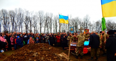 Буковинці на колінах прощалися із загиблим в АТО земляком