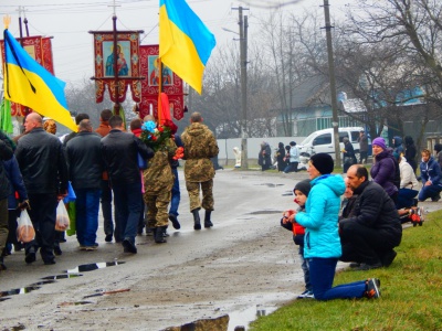 Буковинці на колінах прощалися із загиблим в АТО земляком