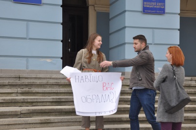 У Чернівцях перед ратушею вимагали позбавити мандату депутатів-прогульників