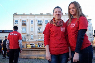 Сотні чернівчан провели ранкову зарядку заради благодійності (ФОТО)