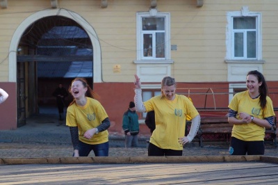 Сотні чернівчан провели ранкову зарядку заради благодійності (ФОТО)