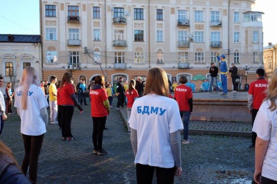 Сотні чернівчан провели ранкову зарядку заради благодійності (ФОТО)